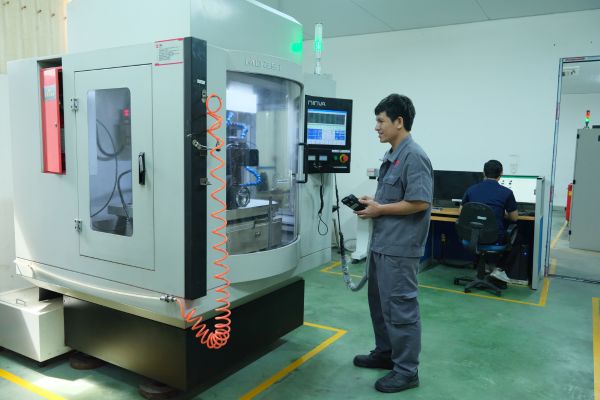 SPC Flooring Manufacturer-Quality-inspection-in-SPC-flooring-factory