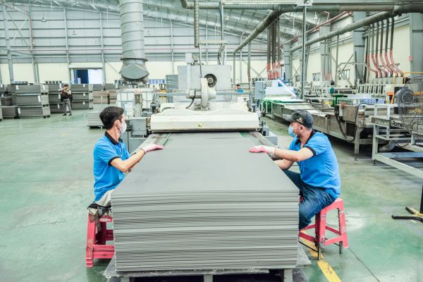 Vietnam SPC flooring manufacturer preparing export shipments with international quality certifications and container loading.
